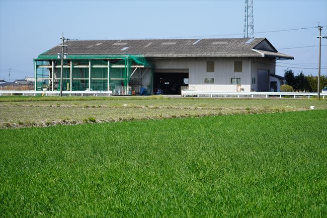 田園に囲まれた栄興産業の工場